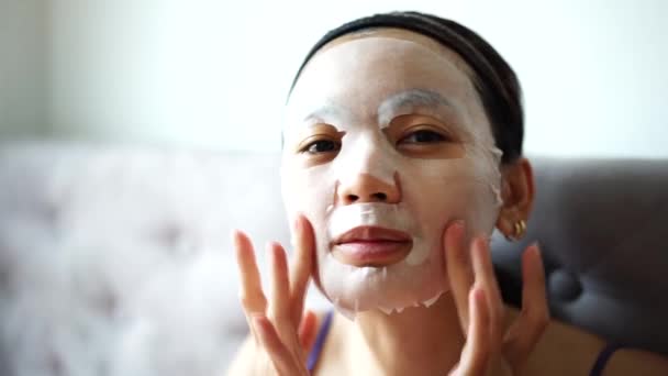 Kosmetikmaske Auf Gesicht Behandlung Frauen Schönheits Und Modekonzept — Stockvideo