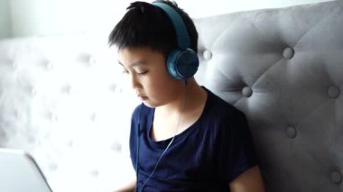 Küçük çocuk dizüstü oyun oyunu evde relax için kullanma
