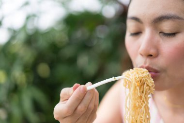 Erişte Kupası Plastik çatalla yemek kadın