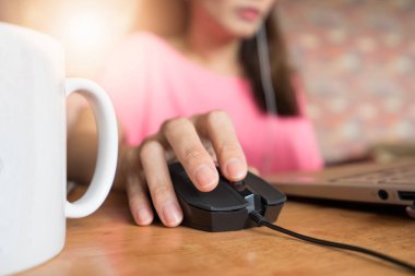 Online iş iş için bilgisayar fare kullanarak ele