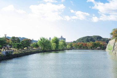 Nehir ve dağlar Himeji Kalesi Japonya girişinin önünde