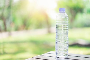 Tablo boş su şişeleri