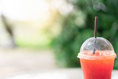 Tüp plastik bardak buzlu çay. İçki kavramı