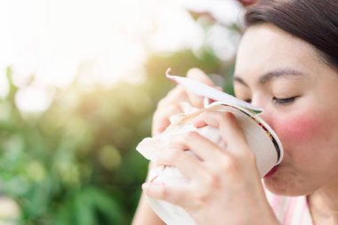 Erişte Kupası Plastik çatalla yemek kadın