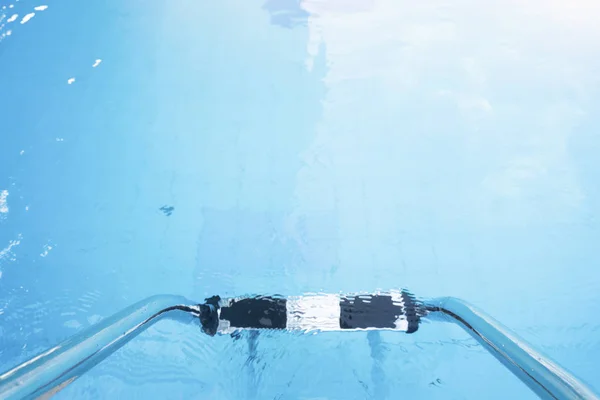 Haltegriffe Flecken Weniger Blauen Schwimmbad — Stockfoto