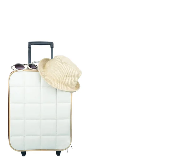 Reisetasche Mit Zubehör Auf Isoliertem Weißem Hintergrund — Stockfoto