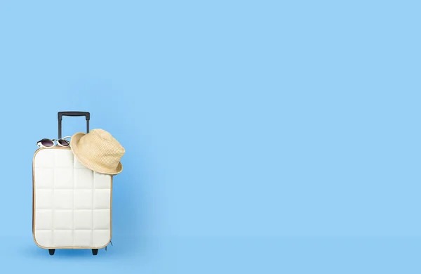 Resväska Med Tillbehör Färg Bakgrund — Stockfoto