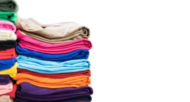 Yığın T-shirt izole beyaz arka plan üzerinde