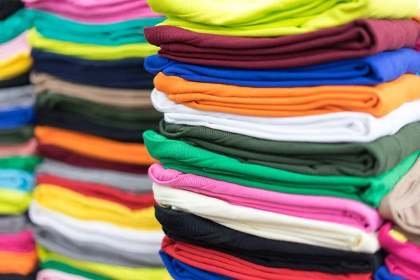 Yığın T-shirt bir dükkanında rafta