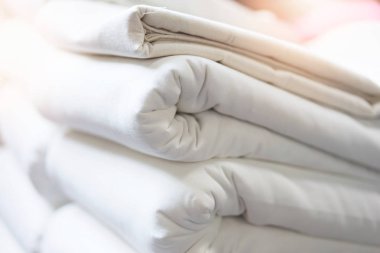 Bir raf üzerinde katlanmış pamuk yığını