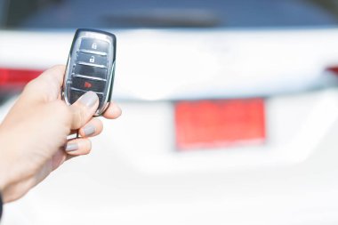 Uzaktan araba tuşuna basılı tutarak el.