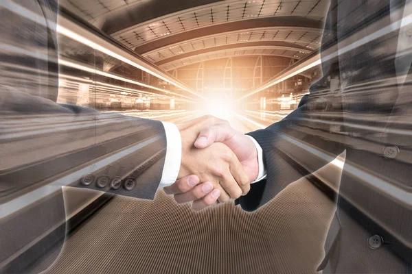 Expunerea dublă a oamenilor de afaceri care dau mâna la aeroport — Fotografie, imagine de stoc