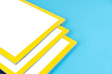 Mavi arka plan üzerinde yığın Dergiler.