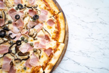 Pizza masada ahşap plaka üzerinde