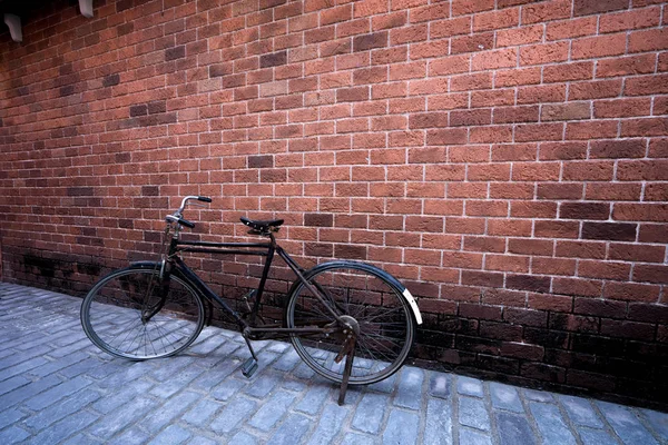Bicicleta antiga com fundo de tijolo vermelho. Conceito vintage — Fotografia de Stock