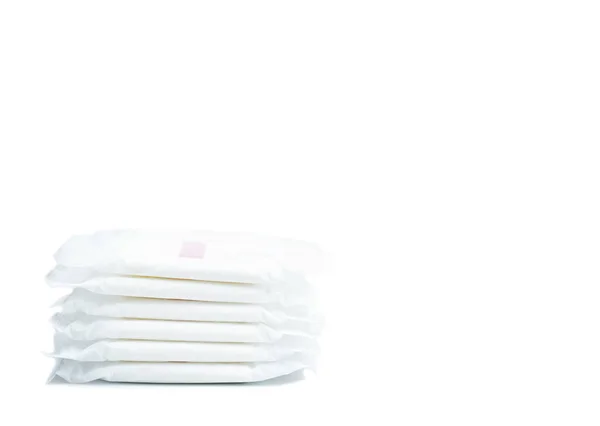 Almofada de guardanapo sanitário empilhada em fundo branco isolado . — Fotografia de Stock