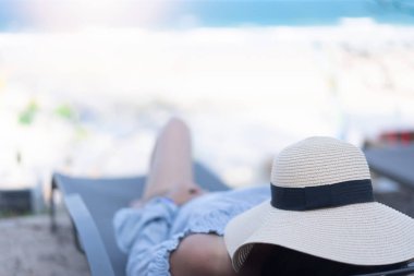 Deniz plajda yatan kadın