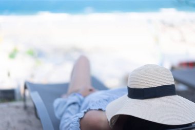 Deniz plajda yatan kadın