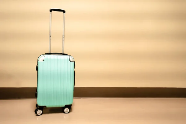 Reisetasche mit Schatten auf farbigem Hintergrund. Konzept der verlorenen Tüte — Stockfoto