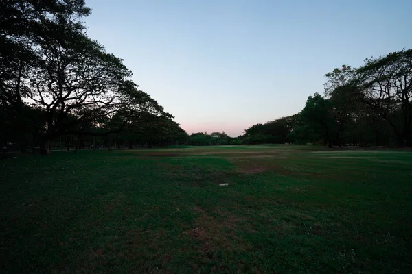 Publiczny park tak pięknej przyrody z zachodu słońca — Zdjęcie stockowe