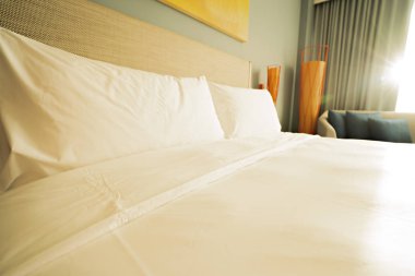 Yatak odası iç mekan konsepti. Modern yatak odası tarzı evde.