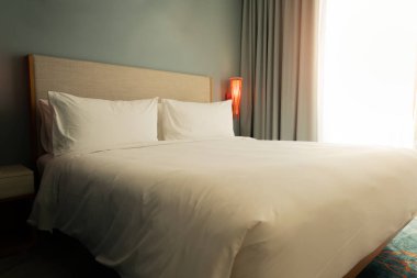 Yatak odası iç mekan konsepti. Modern yatak odası tarzı evde.