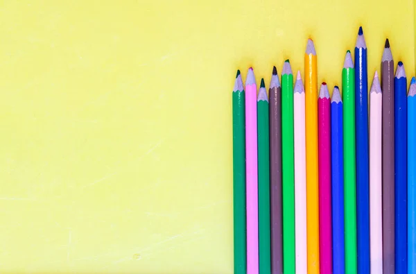 Χρωματιστό μολύβι σε κίτρινο φόντο. Αντικείμενο για παιδιά έννοια — Φωτογραφία Αρχείου
