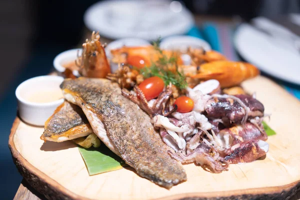 Frutos do mar na mesa no menu do restaurante — Fotografia de Stock