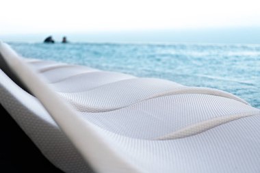 Rahatlatıcı havuzu yatağın yanında Yüzme Havuzu.