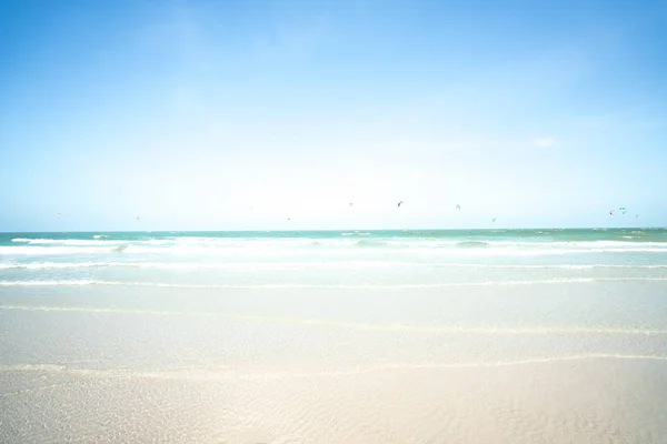 De zee en Kitesurf wazig met blauwe lucht. Zomervakantie — Stockfoto