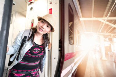 Asyalı kadın tren ile seyahat edecek
