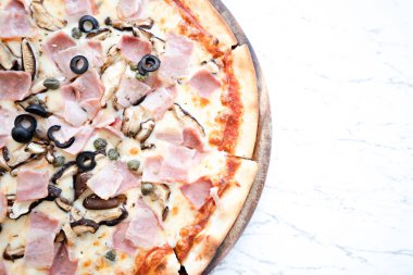 Pizza masada ahşap plaka üzerinde