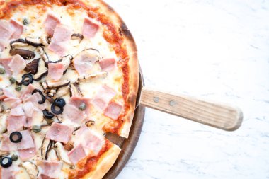 Pizza masada ahşap plaka üzerinde