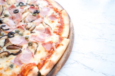 Pizza masada ahşap plaka üzerinde