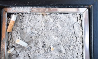 Kum sigara izmariti. Sigara konseptinden kötü sağlık