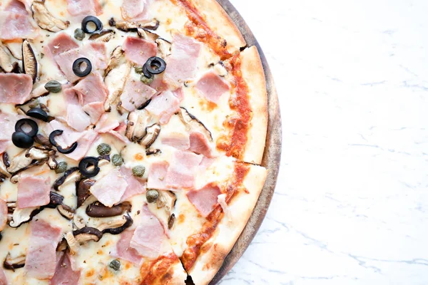 Pizza masada ahşap plaka üzerinde