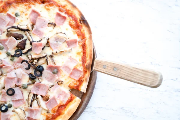 Pizza masada ahşap plaka üzerinde