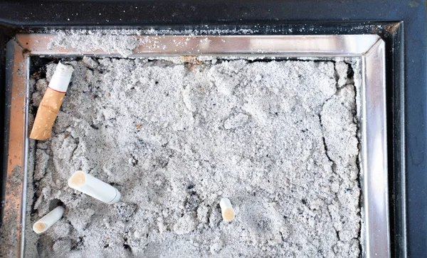 Kum sigara izmariti. Sigara konseptinden kötü sağlık