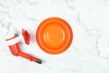 Evcil hayvan için yem suyu ile PET kase. Pet aksesuarları konsepti