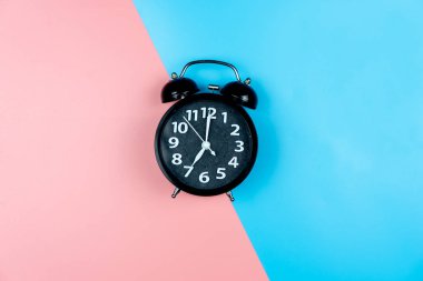 Renk arkaplanındaki alarm saati.