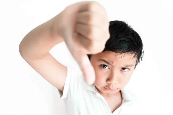 Kleiner Junge lustiges Gesicht auf weißem Hintergrund. — Stockfoto