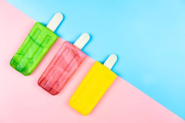 Renk arka planda dondurma sopa