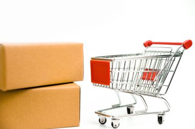 İzole beyaz arka planda karton kutu ve vagon sepeti