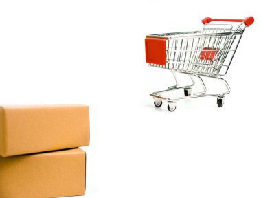 İzole beyaz arka planda karton kutu ve vagon sepeti