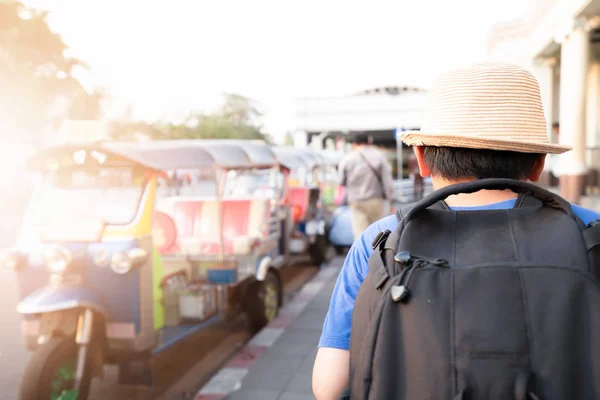 Petit garçon marchant dans la rue pour voyager en Thaïlande — Photo