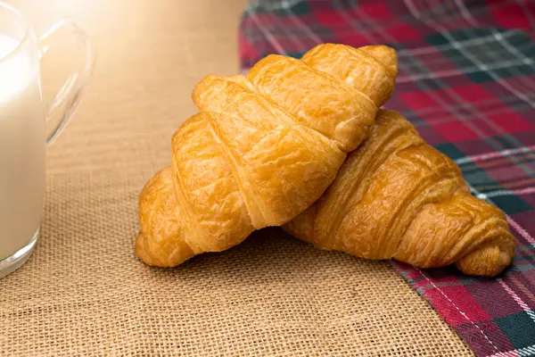 Croissants und Milch auf dem Tisch. Konzept "Essen zum Frühstück" — Stockfoto