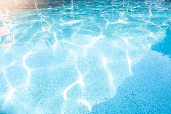 Água azul texturizada na piscina — Fotografia de Stock
