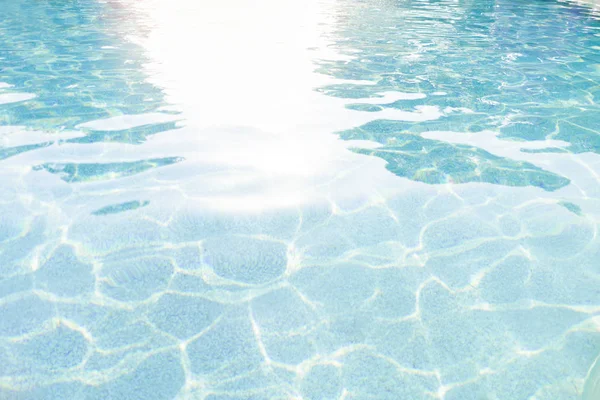 Água azul texturizada na piscina — Fotografia de Stock