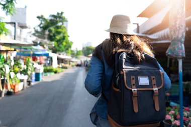 Asyalı kadın ile seyahat için sırt çantası