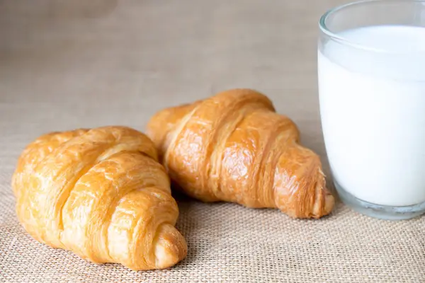 Croissants und Milch auf dem Tisch. Konzept "Essen zum Frühstück" — Stockfoto